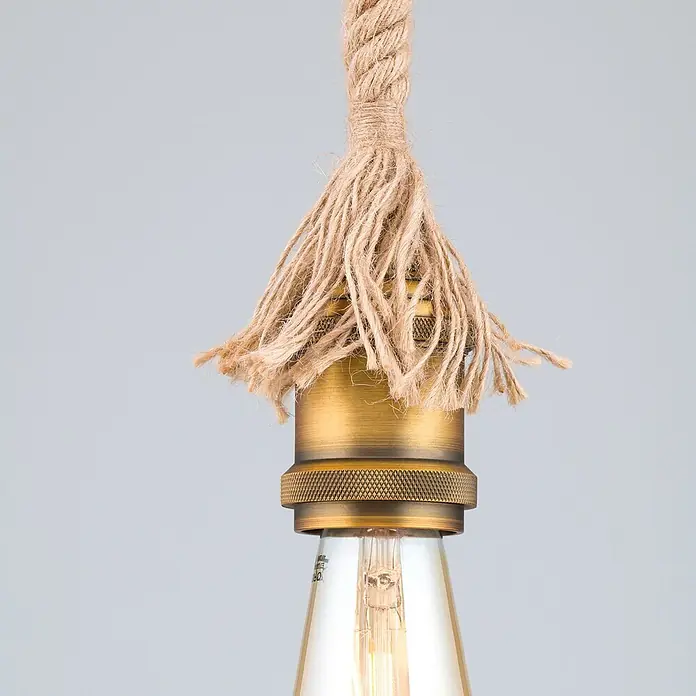 Orion Leuchten Pendelleuchte - L x B x H: 12 x 12 x 100 cm, E27 - Detail einer Pendelleuchte mit Naturseil-Akzenten, einer antik-messingfarbenen Fassung und einer Vintage Edison Glühbirne.