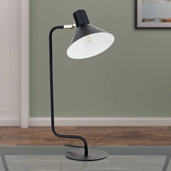 Orion Leuchten Tischleuchte - 40 W, L x B x H: 22 x 17,5 x 51 cm, E14 - Schwarze Metall-Schreibtischlampe mit konischem Schirm und sichtbarer Glühbirne, auf rundem Sockel auf einem Glastisch stehend.