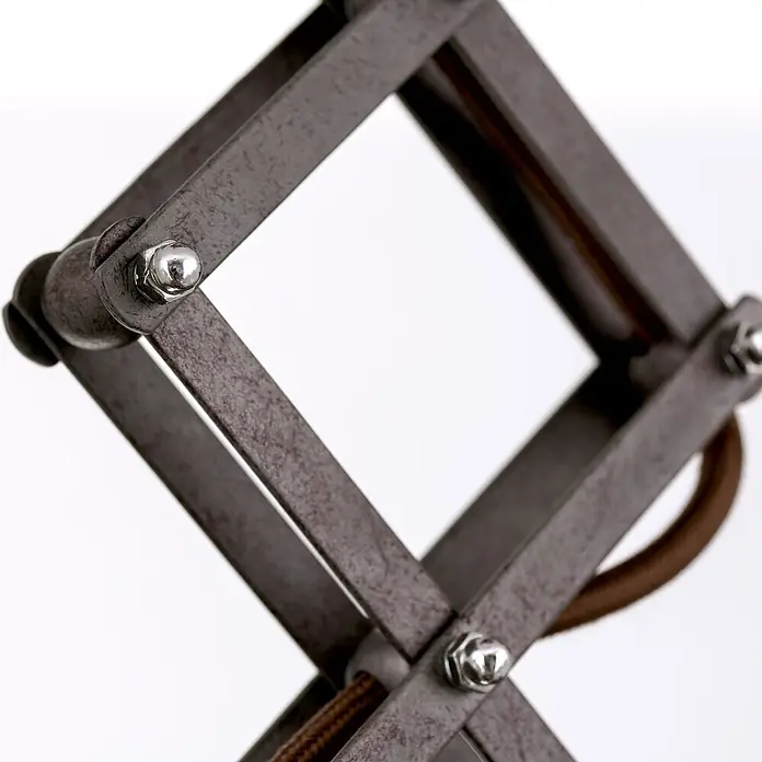 Orion Leuchten Pendelleuchte - L x B x H: 30 x 30 x 45 cm, E27 - Nahaufnahme eines dunklen, patinierten Scherenarm-Mechanismus aus Metall mit braunem Stoffkabel und sichtbaren Schrauben.