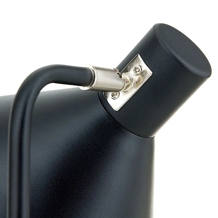 Orion Leuchten Tischleuchte - 40 W, L x B x H: 22 x 17,5 x 51 cm, E14 - Schwarzes strukturiertes Gerät mit silberner Anschlussplatte und gebogenem schwarzem Kabel.