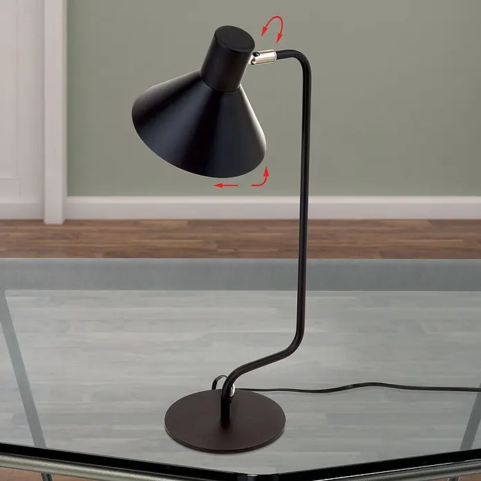 Orion Leuchten Tischleuchte - 40 W, L x B x H: 22 x 17,5 x 51 cm, E14 - Schwarze Metall-Schreibtischlampe mit verstellbarem konischem Schirm. Rote Pfeile zeigen Neigungs- und Schwenkfunktion. Steht auf einem Glastisch.