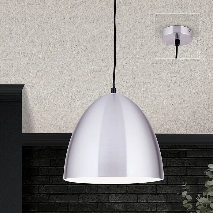 Orion Leuchten Pendelleuchte - L x B x H: 30 x 30 x 27 cm, E27 - Gebürstete Aluminium-Pendelleuchte hängt von einer Decke, mit Nahaufnahme der silbernen Deckenrosette.
