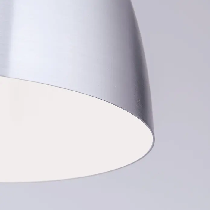 Orion Leuchten Pendelleuchte - L x B x H: 40 x 40 x 30 cm, E27 - Nahaufnahme eines Lampenschirms aus gebürstetem Silbermetall mit weißer Innenseite, der weiches Licht abstrahlt.