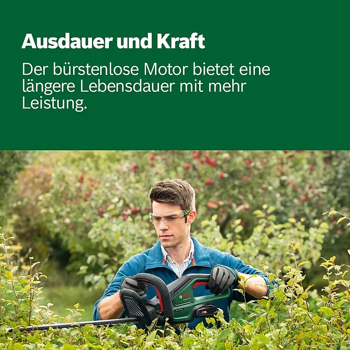 Bosch Power for All 18V Akku-Heckenschere UniversalHedgeCut 18V-50 - 2,5 V, Li-Ionen, Ohne Akku, Schnittlänge: 50 cm - Mann mit Schutzbrille und Handschuhen schneidet eine Hecke mit einer grünen Bosch Heckenschere.