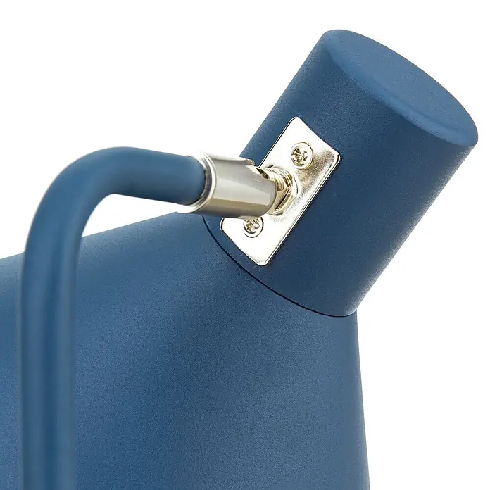 Orion Leuchten Tischleuchte - 40 W, L x B x H: 22 x 17,5 x 51 cm, E14 - Nahaufnahme einer matten blauen Halterung mit flexiblem Arm, verbunden durch ein silbernes Metallgelenk.