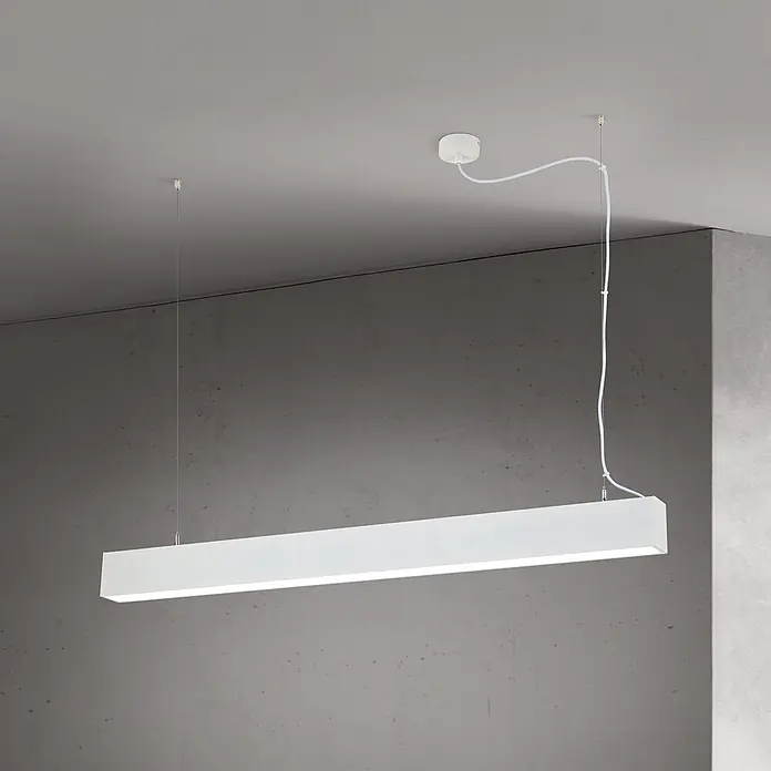 Orion Leuchten Pendelleuchte - L x B x H: 113 x 6,5 x 8,8 cm, Sonstige - Weiße rechteckige lineare Pendelleuchte von der Decke hängend, nach unten leuchtend.