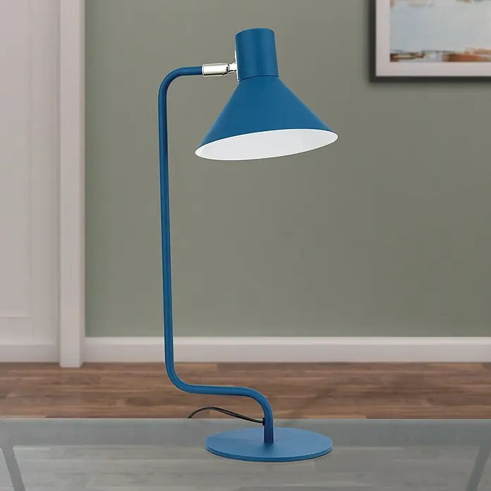 Orion Leuchten Tischleuchte - 40 W, L x B x H: 22 x 17,5 x 51 cm, E14 - Moderne blaue Metall-Tischlampe mit gebogenem Arm und konischem Schirm, auf einem Glastisch in Innenräumen.