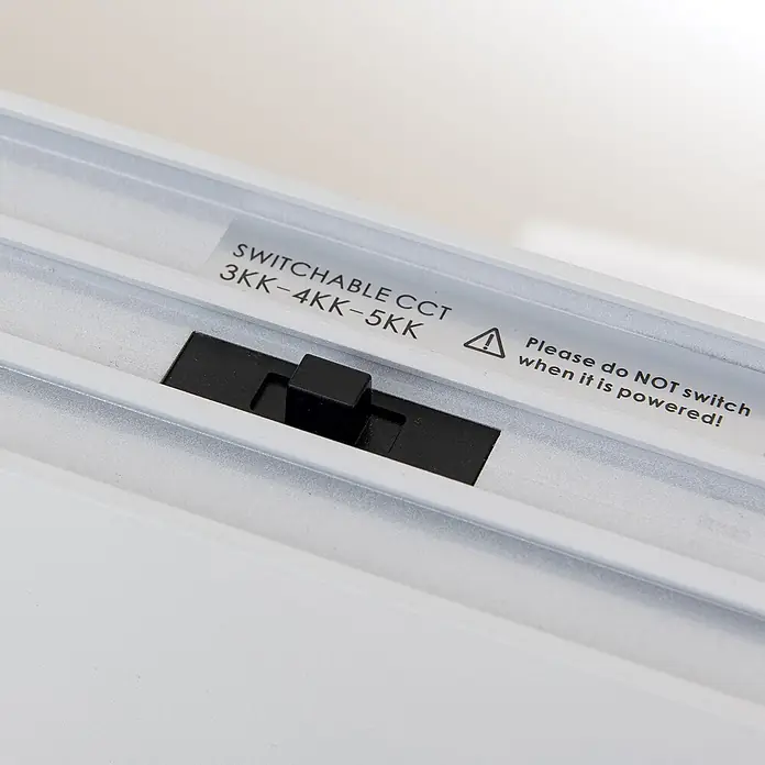 Orion Leuchten Pendelleuchte - L x B x H: 113 x 6,5 x 8,8 cm, Sonstige - Nahaufnahme einer silberfarbenen LED-Leuchte mit schwarzem CCT-Wahlschalter (3000K, 4000K, 5000K) und Warnhinweis.