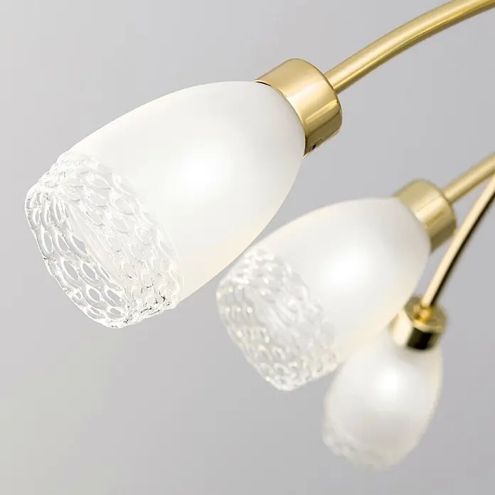 Orion Leuchten Pendelleuchte - L x B x H: 84 x 84 x 25 cm, G9 - Nahaufnahme einer Messing-Deckenleuchte mit mattierten Glasschirmen, die unten ein strukturiertes Muster aufweisen.
