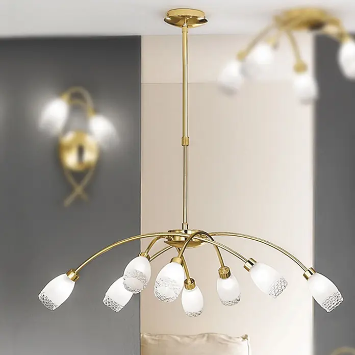 Orion Leuchten Pendelleuchte - L x B x H: 84 x 84 x 25 cm, G9 - Goldener Kronleuchter mit geschwungenen Armen und weißen, gemusterten Glasschirmen, der einen Raum beleuchtet.