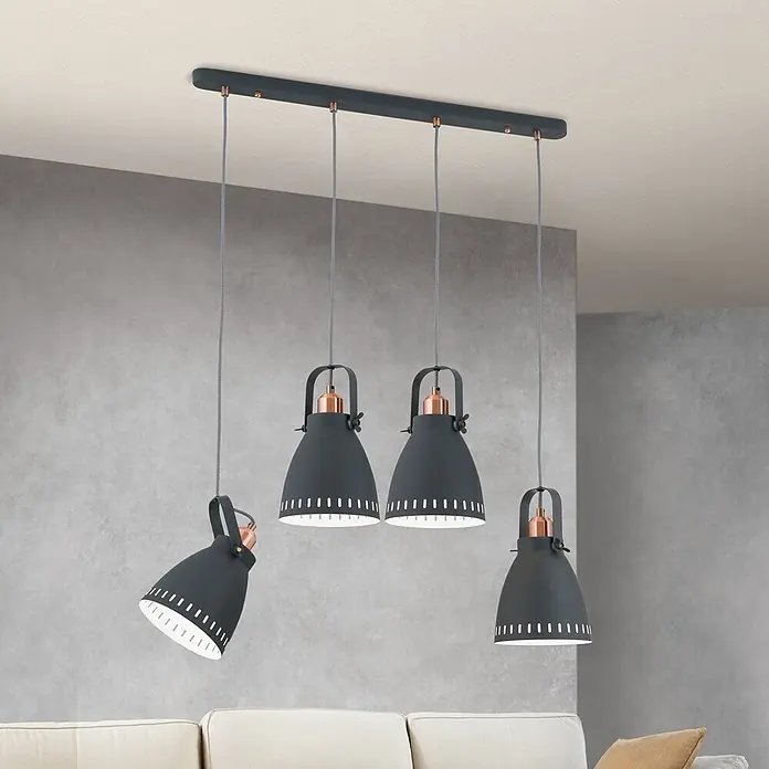 Orion Leuchten Pendelleuchte - L x B x H: 72 x 17 x 150 cm, E27 - Vierflammige Pendelleuchte mit verstellbaren anthrazitfarbenen Schirmen, Kupferakzenten und Lochdetails über einem Sofa.