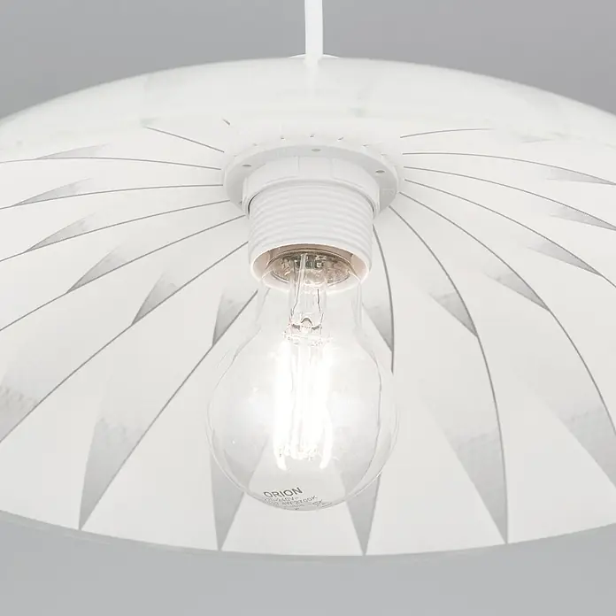 Orion Leuchten Pendelleuchte - L x B x H: 33 x 33 x 12 cm, E27 - Nahaufnahme einer weißen Deckenleuchte mit gemustertem Schirm und leuchtender LED-Birne.