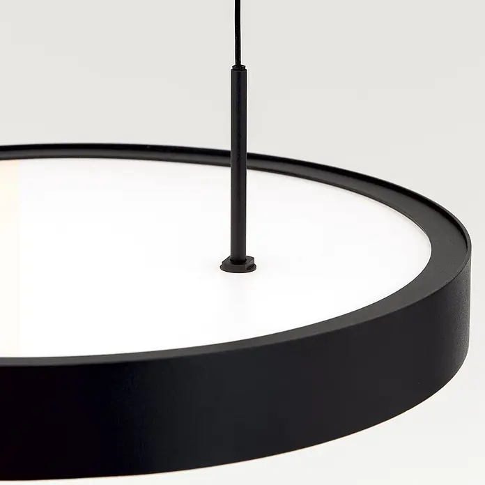 Orion Leuchten Pendelleuchte - L x B x H: 33,5 x 33,5 x 180 cm, Sonstige - Nahaufnahme einer runden, schwarzen Pendelleuchte mit weißem Diffusor, aufgehängt an einer schwarzen Stange und Kabel.