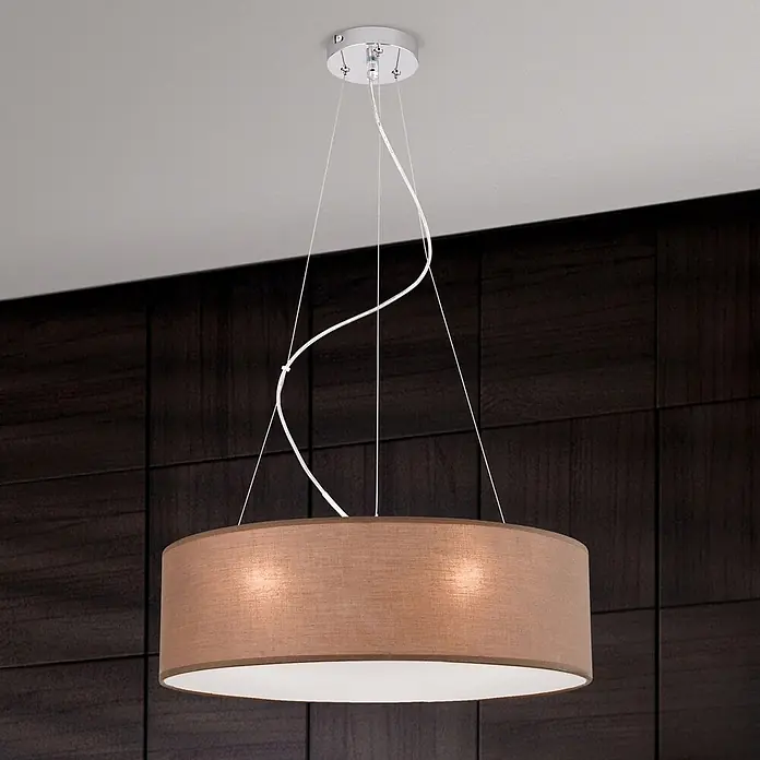 Orion Leuchten Pendelleuchte rund - E27 - Braune Stoff-Pendelleuchte mit weißem Diffusor, von Chromplatte an Decke hängend, beleuchtet einen Raum mit dunkler Holzvertäfelung.
