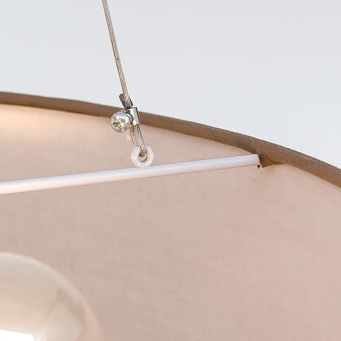 Orion Leuchten Pendelleuchte rund - E27 - Nahaufnahme einer Hängeleuchte mit geflochtenem Kabel, Metallklemme und weißer Mutter, die eine weiße Stange am braun-beigen Stoffschirm befestigt.