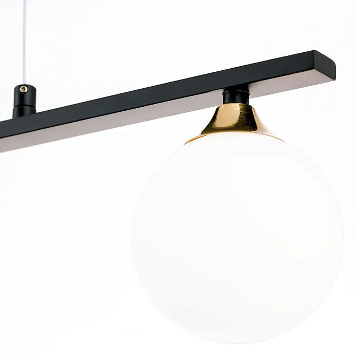 Orion Leuchten Pendelleuchte - L x B x H: 120 x 12 x 150 cm, G9 - Moderne schwarze Linearleuchte mit weißem Globusschirm und Messingakzent, aufgehängt an einem Kabel.