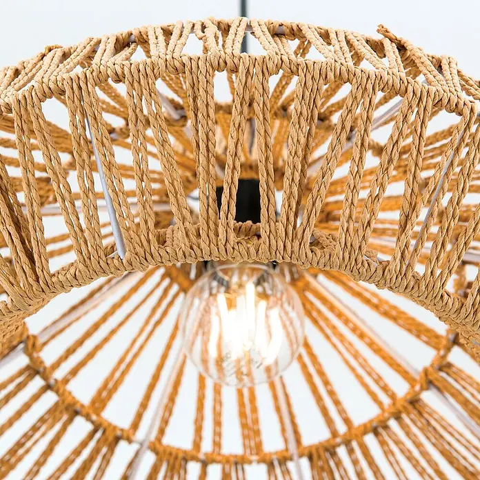 Orion Leuchten Pendelleuchte - L x B x H: 40 x 40 x 26 cm, E27 - Nahaufnahme einer Pendelleuchte mit rundem, geflochtenem Naturfaser-Lampenschirm und sichtbarer leuchtender Glühbirne.