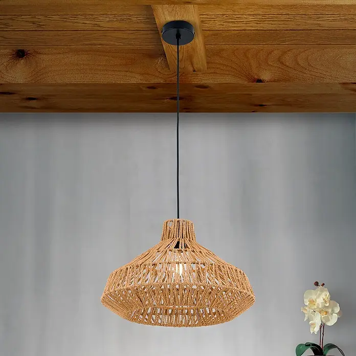 Orion Leuchten Pendelleuchte - L x B x H: 40 x 40 x 26 cm, E27 - Eine Pendelleuchte mit geflochtenem Naturseilschirm hängt von einem Holzbalken und spendet warmes Licht.