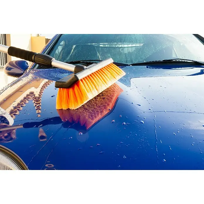 Cepillo para automóviles - Telescópico - Cepillo de lavado con mango telescópico sobre un coche azul, ideal para limpiar y mantener su vehículo.