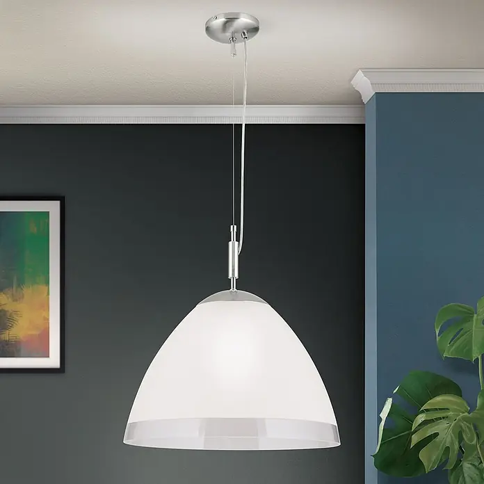 Orion Leuchten Pendelleuchte rund - E27 - Eine kuppelförmige Pendelleuchte mit weißem Diffusorschirm und gebürstetem Nickel baldachin hängt von der Decke und beleuchtet einen Raum.