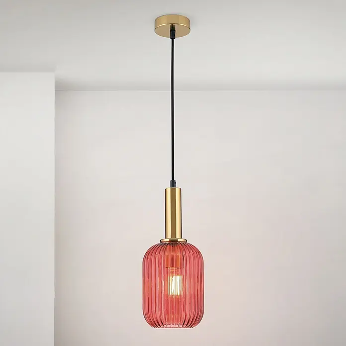 Orion Leuchten Pendelleuchte rund - E27 - Eine moderne Pendelleuchte mit goldener Deckenrosette und Fassung, schwarzem Kabel und einem geriffelten, transluzenten korallenroten Glasschirm mit beleuchteter Glühbirne.