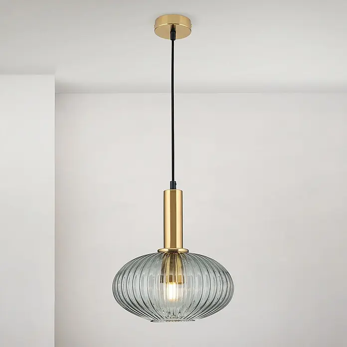 Orion Leuchten Pendelleuchte rund - E27 - Pendelleuchte aus Gold und geripptem Grauglas mit schwarzem Kabel und leuchtender Glühbirne.
