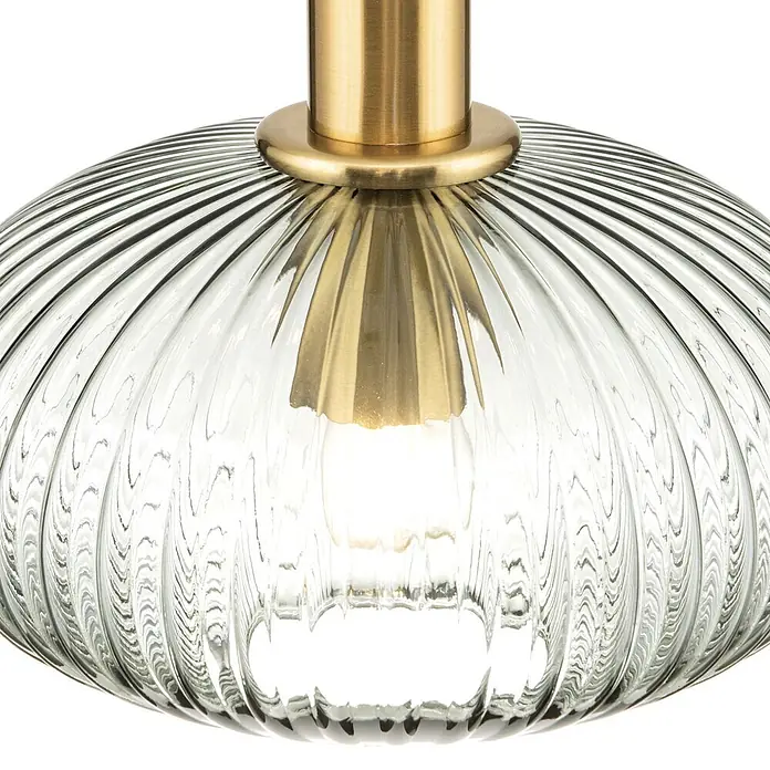Orion Leuchten Pendelleuchte rund - E27 - Nahaufnahme einer Lampe mit geripptem Klarglasschirm und messingfarbener Fassung, mit glühender Glühbirne.