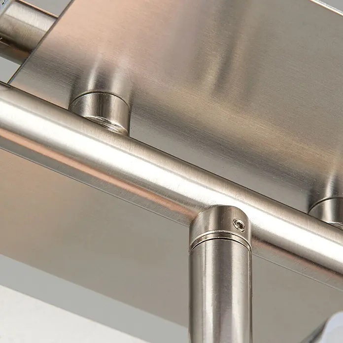Orion Leuchten Deckenstrahler - L x B x H: 56,5 x 12 x 16 cm, G9 - Gebürstete Metallbefestigung mit ebenen Flächen und zylindrischen Stäben, verbunden durch Befestigungselemente.