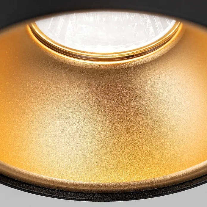 Orion Leuchten Deckenstrahler - L x B x H: 9,6 x 9,6 x 14 cm, GU10 - Nahaufnahme einer goldenen Einbauleuchte mit schwarzem Rand, mit heller Glühbirne und texturiertem Goldreflektor.