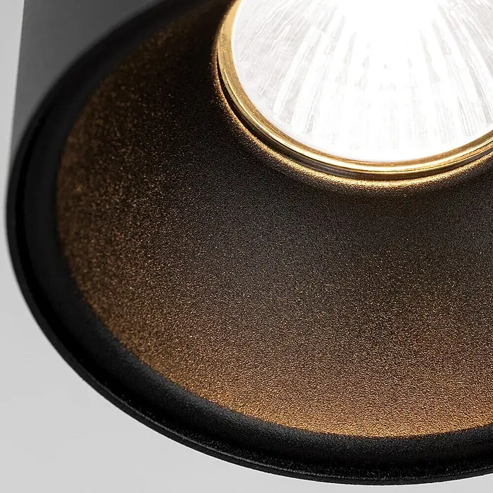 Orion Leuchten Deckenstrahler - L x B x H: 9,6 x 9,6 x 14 cm, GU10 - Schwarze, strukturierte Einbauleuchte mit goldenem Ring um eine helle Lichtquelle.