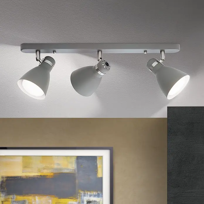 Orion Leuchten Deckenstrahler - L x B x H: 15 x 55 x 14 cm, E27 - Graue Deckenleuchte mit drei Spots, an der Decke montiert, beleuchtet einen Raum. Jeder Metallspot ist verstellbar.