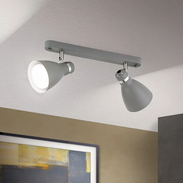 Orion Leuchten Deckenstrahler - L x B x H: 15 x 36 x 14 cm, E27 - Graue zweiflammige Deckenbalkenleuchte, ein Spot leuchtet, an einer Decke montiert.