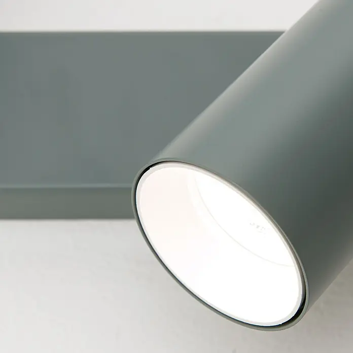 Orion Leuchten Deckenstrahler - L x B x H: 100 x 6 x 12,7 cm, GU10 - Grauer zylindrischer Strahler auf rechteckigem Sockel, helles Licht ausstrahlend.