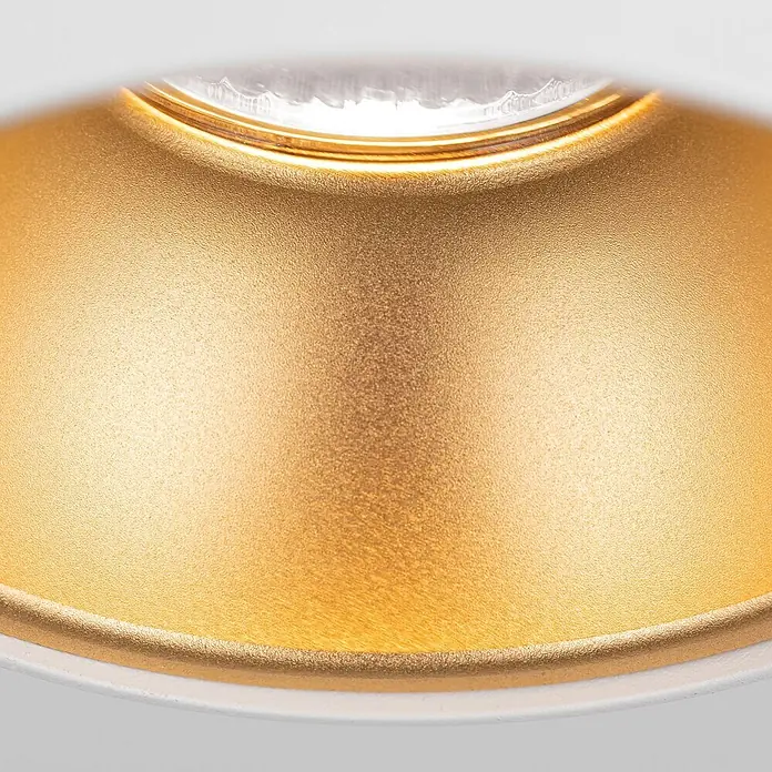 Orion Leuchten Deckenstrahler - L x B x H: 9,6 x 9,6 x 14 cm, GU10 - Nahaufnahme eines goldenen, strukturierten Lichtreflektors mit sichtbarer Lichtquelle oben.