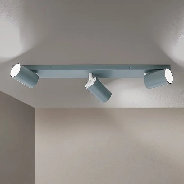 Orion Leuchten Deckenstrahler - L x B x H: 60 x 6 x 2 cm, GU10 - Blauegraue Deckenstromschiene mit drei verstellbaren Strahlern beleuchtet eine Raumecke.