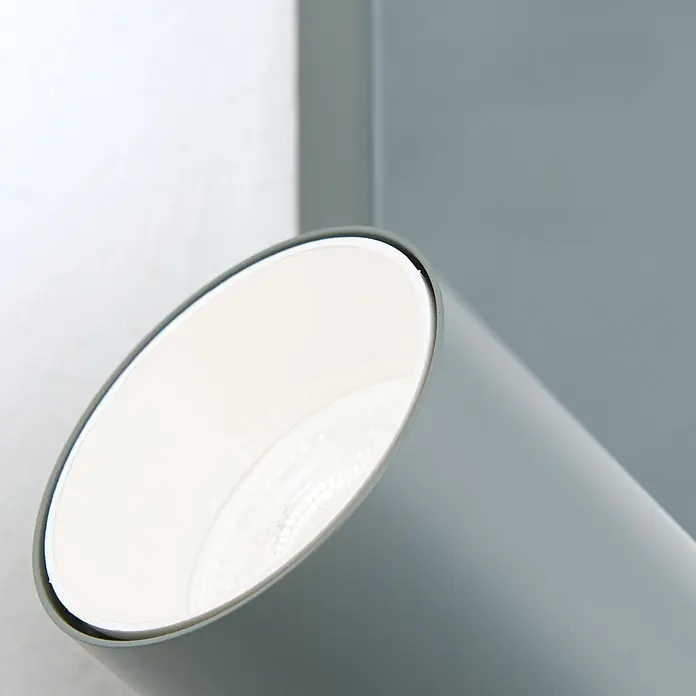 Orion Leuchten Deckenstrahler - L x B x H: 60 x 6 x 2 cm, GU10 - Zylindrischer Scheinwerfer in Hellblau-Grau mit weißer Innenseite und strukturierter Lichtquelle.