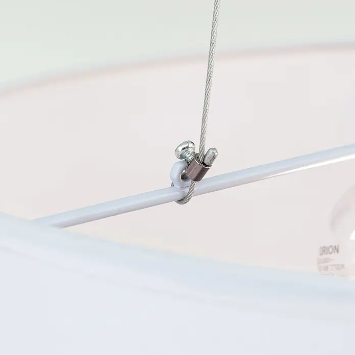 Orion Leuchten Pendelleuchte rund - E27 - Eine metallene Kabelklemme sichert ein silbernes Drahtseil an einer weißen Stange, Teil eines Aufhängesystems.