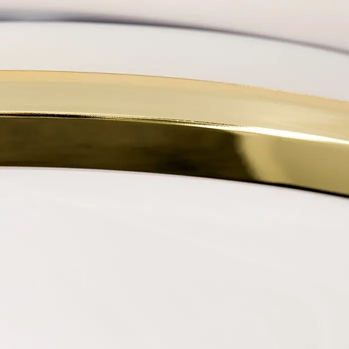 Orion Leuchten Deckenleuchte - L x B x H: 32 x 32 x 13 cm, E27 - Nahaufnahme eines gekrümmten, reflektierenden Goldbandes.