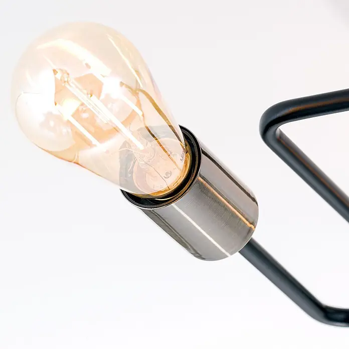 Orion Leuchten Deckenleuchte - L x B x H: 58 x 51 x 19 cm, E27 - Nahaufnahme einer Edison-Stil LED-Glühbirne in einer gebürsteten Metallfassung, befestigt an einem schwarzen Metallrahmen.