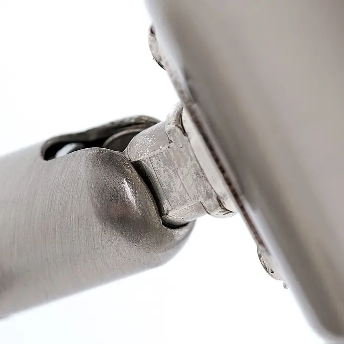 Orion Leuchten Deckenstrahler - L x B x H: 18 x 7,5 x 23 cm, E27 - Nahaufnahme eines silbernen Gelenks aus gebürstetem Metall, das zwei Komponenten verbindet und seinen Drehmechanismus zeigt.