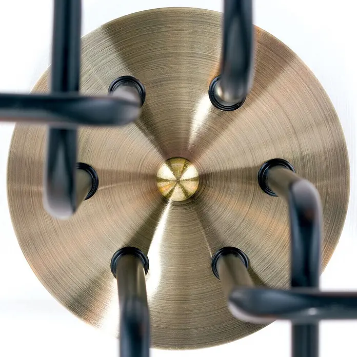 Orion Leuchten Deckenleuchte - L x B x H: 58 x 51 x 19 cm, E27 - Gebürstete messingfarbene Metallplatte mit dunklen Metallstäben in radialem Muster, zentriert mit Messingakzent.