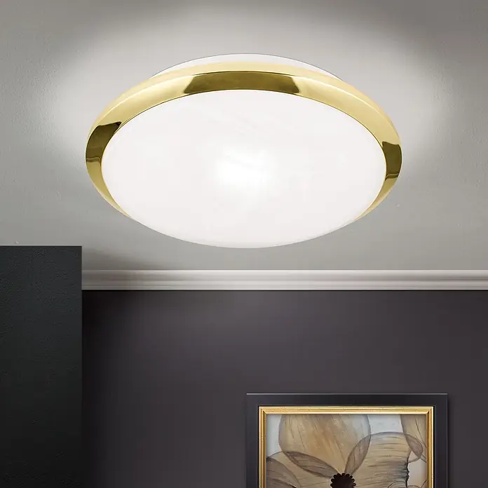 Orion Leuchten Deckenleuchte - L x B x H: 26 x 26 x 10,5 cm, E27 - Deckenleuchte mit weißem Glasdiffusor und goldenem Metallring, bündig an einer Decke montiert.