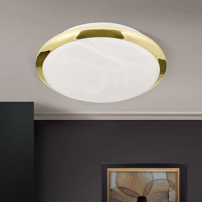 Orion Leuchten Deckenleuchte - L x B x H: 26 x 26 x 10,5 cm, E27 - Runde Deckenleuchte mit goldfarbenem Rahmen und weißem, gewirbeltem Glasdiffusor, an der Decke montiert.