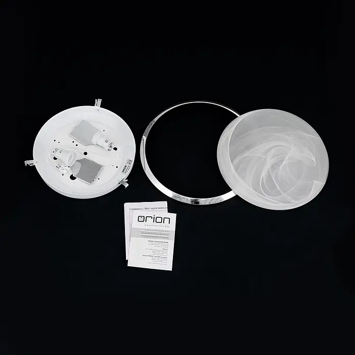 Orion Leuchten Deckenleuchte - L x B x H: 32 x 32 x 13 cm, E27 - Zerlegte weiße und verchromte Leuchte mit mattiertem Glasschirm und Montageanleitung.