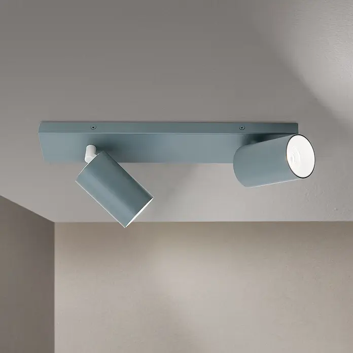 Orion Leuchten Deckenstrahler - L x B x H: 35 x 6 x 2 cm, GU10 - Grau-blaue Deckenleuchte mit rechteckigem Sockel und zwei verstellbaren zylindrischen Strahlern, einer davon beleuchtet.