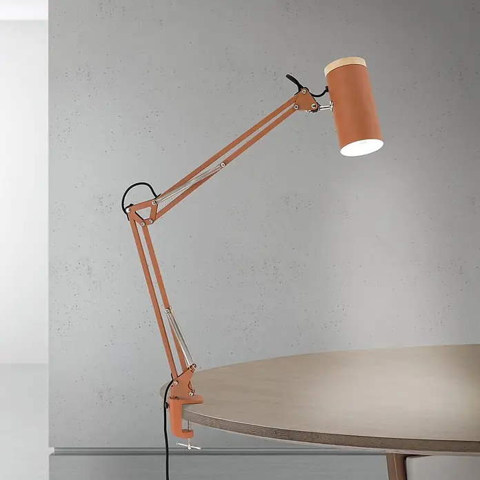 Orion Leuchten Klemmleuchte - 40 W, L x B x H: 55 x 8 x 86 cm - Verstellbare orange Schreibtischlampe mit Holzdetails, an einem Tisch befestigt.