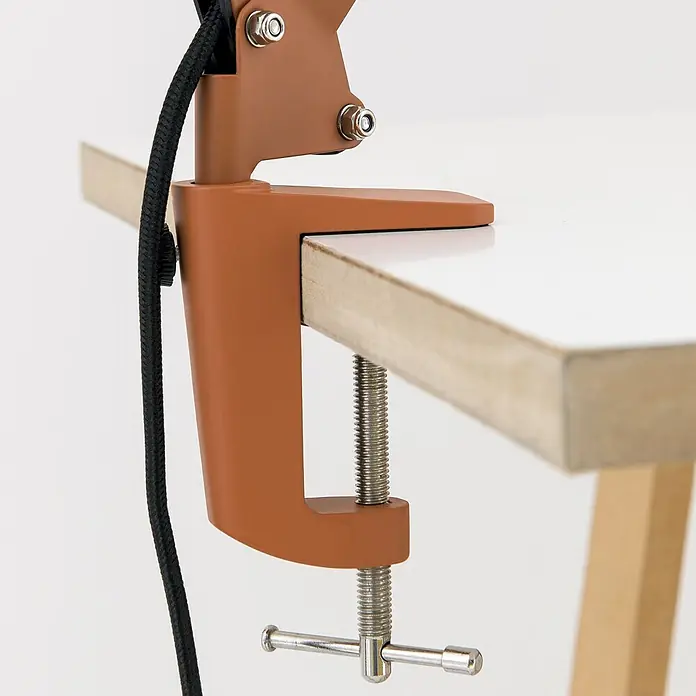 Orion Leuchten Klemmleuchte - 40 W, L x B x H: 55 x 8 x 86 cm - Rostfarbene Metallklemme mit schwarzem geflochtenen Kabel, sicher an einer hellen Holztischkante befestigt.