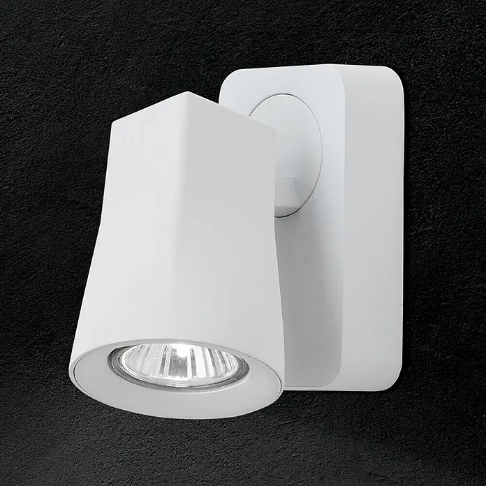 Orion Leuchten Deckenstrahler - L x B x H: 13 x 8 x 12 cm, GU10 - Weißer verstellbarer Wandstrahler mit sichtbarer Glühbirne, vor einem strukturierten dunklen Hintergrund.