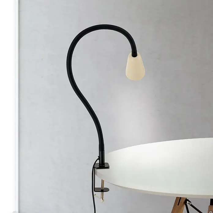 Orion Leuchten Klemmleuchte - 40 W, L x B x H: 7,5 x 24 x 58 cm - Schwarze Klemmleuchte mit flexiblem Arm und cremefarbenem konischem Schirm, an einem Tisch befestigt.