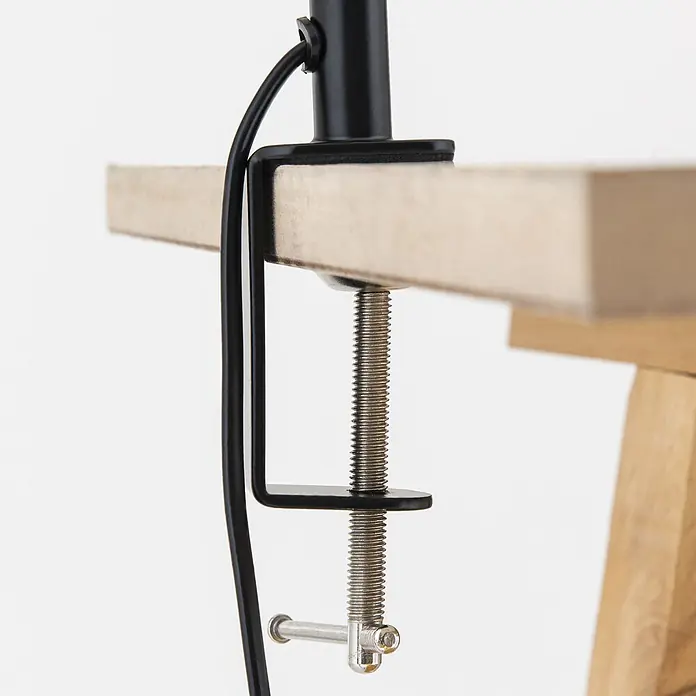 Orion Leuchten Klemmleuchte - 40 W, L x B x H: 7,5 x 24 x 58 cm - Schwarze Metallklemme mit silberner Gewindeschraube, die ein Holzbrett hält, mit angebrachtem schwarzem Kabel.